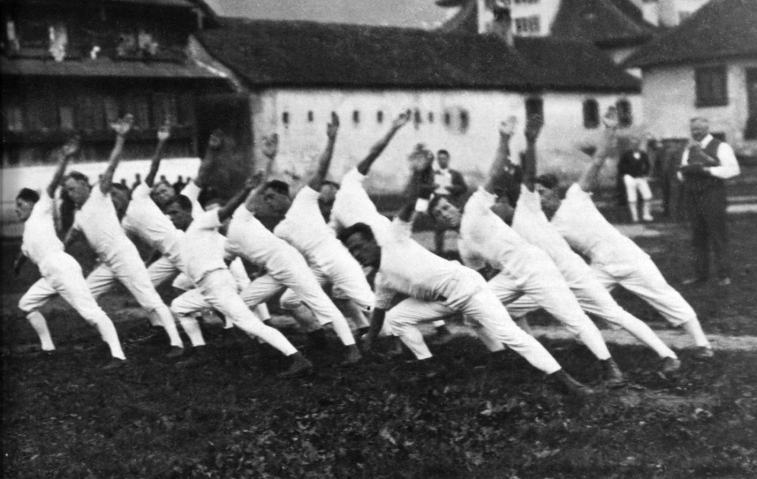 Das erste Turnfest der Sektion! Am Zentralschweizerischen Turnfest in Arth im Jahre 1930 trat der junge Verein erstmals im Sektionswettkampf auf. Mit 12 Mann wurde morgens um 06.00 Uhr in der Abteilung Marsch- und Freiübung gearbeitet. Einsatz und Konzent